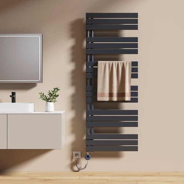 Modernes Badezimmer mit Handtuchheizkörper, Waschbeckenunterschrank und Spiegel