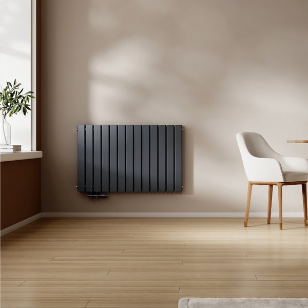 Innenraum mit einem grauen Heizkörper an der Wand