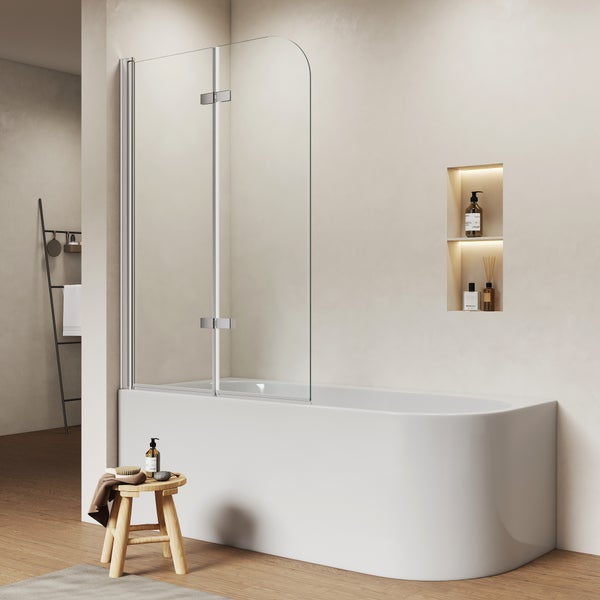 Zweiteiliger Badewannenaufsatz aus klarem Glas mit verchromten Scharnieren auf einer weißen Badewanne in einem modernen, hellen Badezimmer.