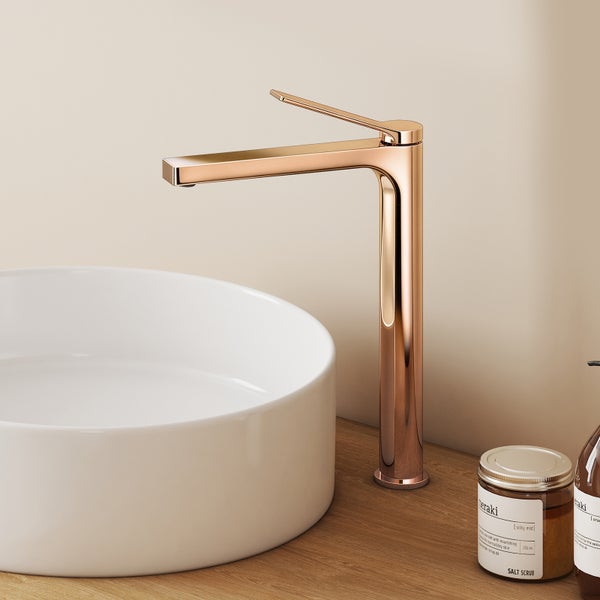 Waschtischarmatur in modernem Design neben einem runden Waschbecken