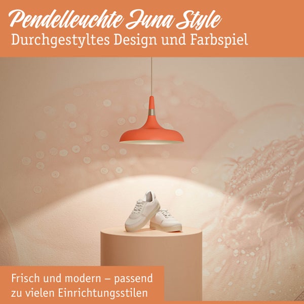 Hängelampe im modernen Design mit hellen Schuhen auf einem Sockel