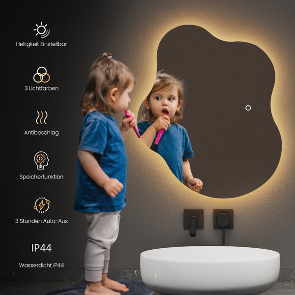 Beleuchteter Spiegel mit Lichtfarben und Antibeschlagfunktion im Badezimmer mit Kind vor einem Waschbecken