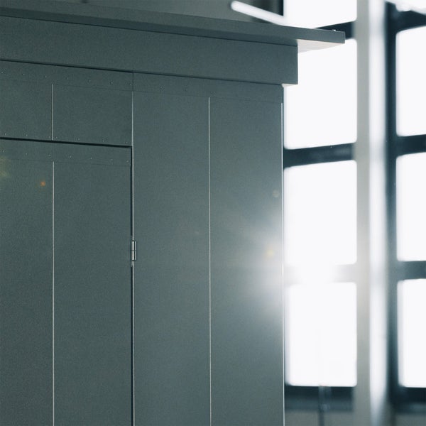 Metallschrank mit Tür und Fenster im Hintergrund