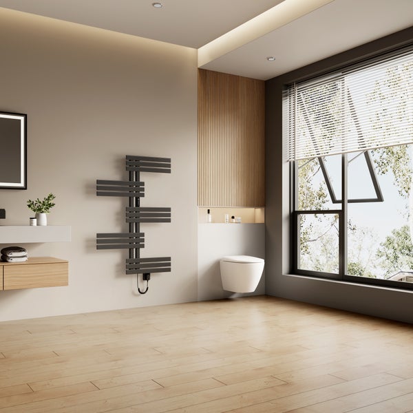 Modernes Badezimmer mit Wandheizkörper, wandhängendem WC, Holzoptik Boden und Wandpaneelen sowie großem Fenster mit Jalousien.