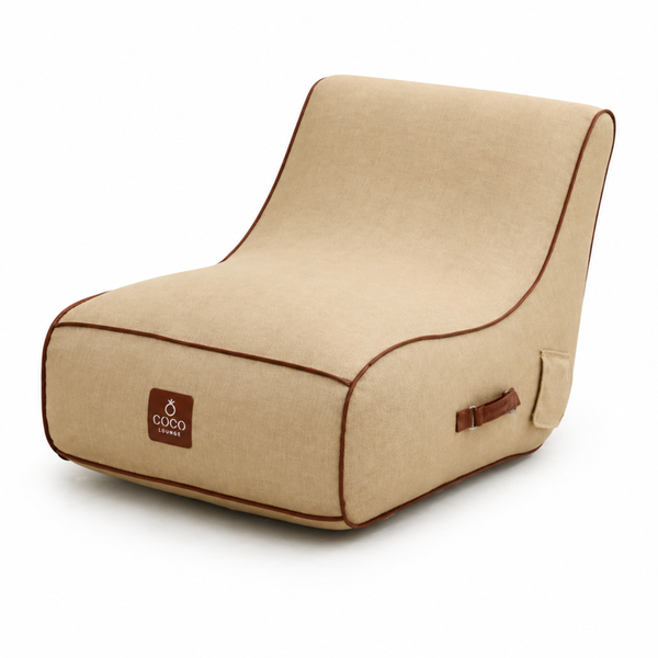 Ergonomisch geformter Lounge-Sitzsack aus Textil mit Paspelierung, Tragegriff und Seitentasche. Coco Lounge Logo.