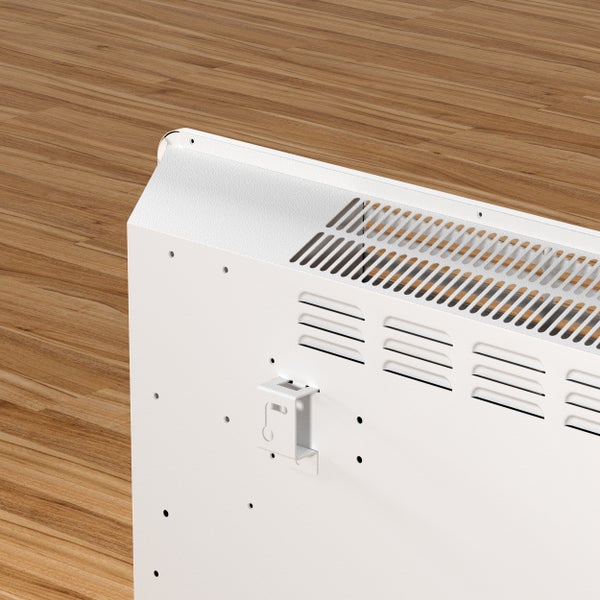 Detailansicht eines Heizkörpers mit Lüftungsschlitzen und Montagehalterung