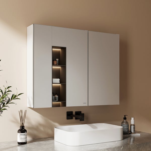 Badezimmer mit Spiegelschrank, Waschbecken und Dekorationsartikeln