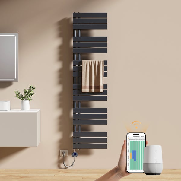 Moderner elektrischer Designer-Handtuchheizkörper in Dunkelgrau, steuerbar über Smartphone-App und Smart Speaker im Badezimmer.
