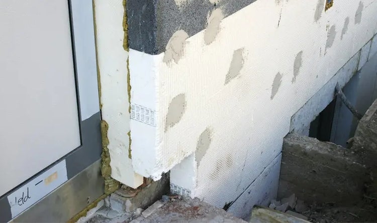 Detailansicht einer Hauswand mit Fassadendämmung und Fensterrahmen