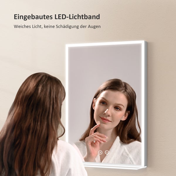 Frau vor beleuchtetem Badezimmerspiegel mit LED-Lichtband