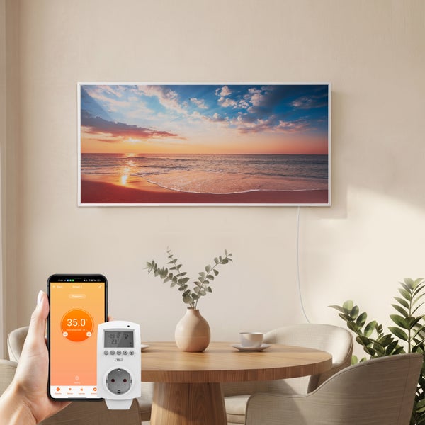 Infrarotheizung mit Bildmotiv Sonnenuntergang an der Wand montiert, gesteuert über Smartphone App und smarte Steckdose in einem Wohnraum.