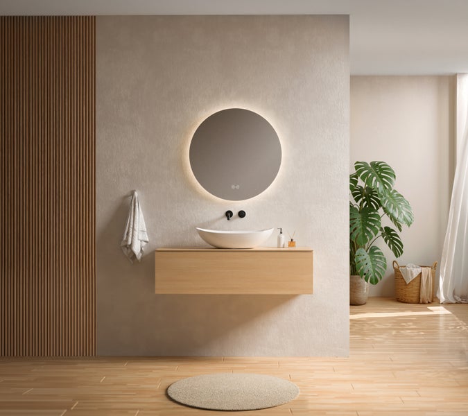 Modernes Badezimmer mit rundem, hinterleuchtetem Spiegel, weißem Aufsatzwaschbecken auf einem hölzernen Waschtischunterschrank und Holzlamellenwand.