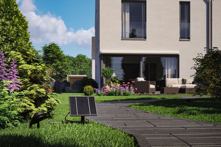 Wohnzimmer mit Dachfenster, rotem Rollo, Beleuchtungssystem, Sofa und Fernseher