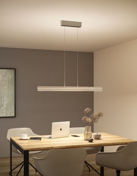 Moderne LED-Pendelleuchte in linearem Design über einem Holztisch in einem hellen, minimalistisch eingerichteten Raum.