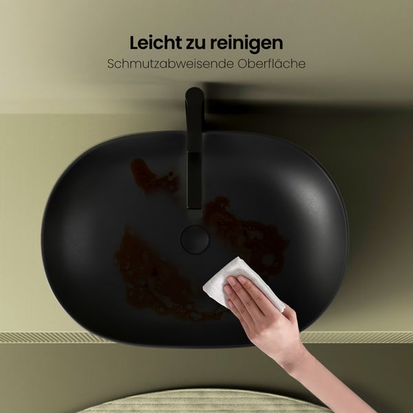 Ein schwarzes Aufsatzwaschbecken mit schmutzabweisender Oberfläche wird gereinigt.