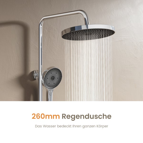 Regendusche mit Handbrause und laufendem Wasser