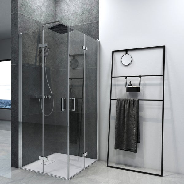 Moderne Eckduschkabine aus Glas mit Chromprofilen, Regenduschkopf und Duschsystem in einem Badezimmer mit Steinfliesen.