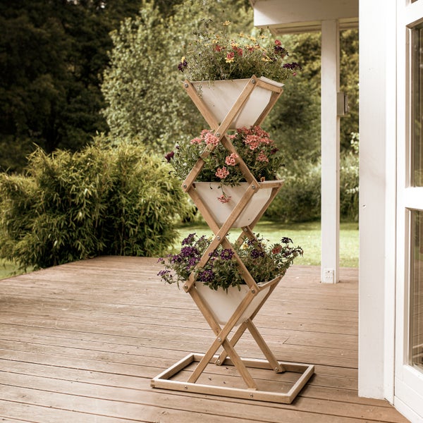 Blumenständer aus Holz mit drei Pflanzgefäßen mit Blumen