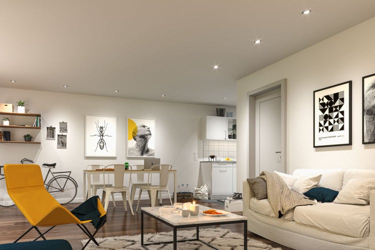 Wohnzimmer mit Sofa, Tisch, Stühlen und Dekoration