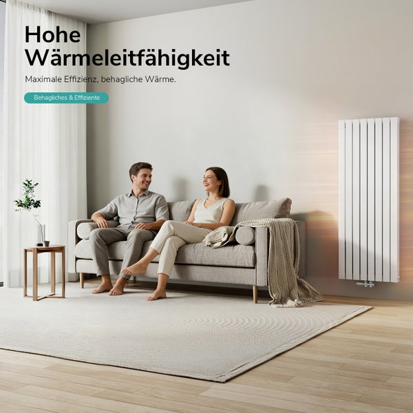 Wohnzimmer mit Paar auf Sofa und weißem Heizkörper