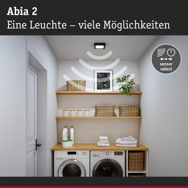 Deckenleuchte Abia 2 mit Sensor in einem Waschraum mit Regalen und Waschmaschinen