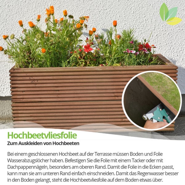 Hochbeetvliesfolie zum Auskleiden eines Holzhochbeets mit blühenden Pflanzen und Detailansicht der Befestigung mit einem Tacker.