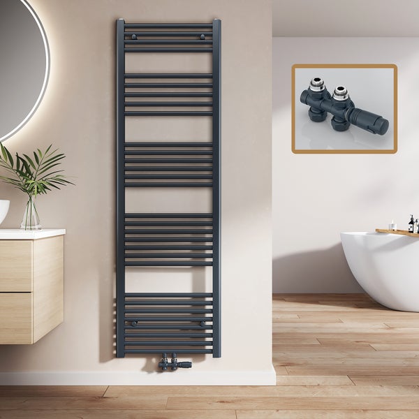 Grauer Badheizkörper mit Thermostatventil in Badezimmerumgebung