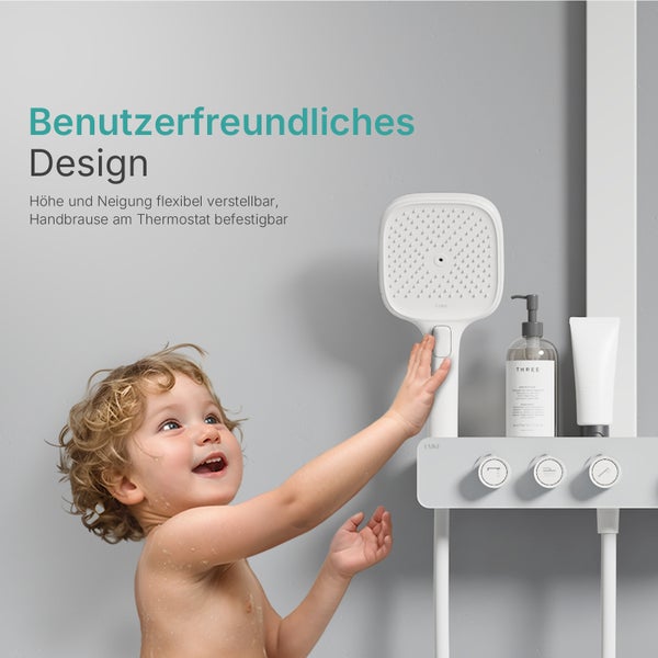 Flexible Handbrausegarnitur mit Kind im Badezimmer