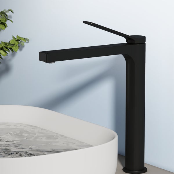 Schwarzer Wasserhahn neben einem Waschbecken