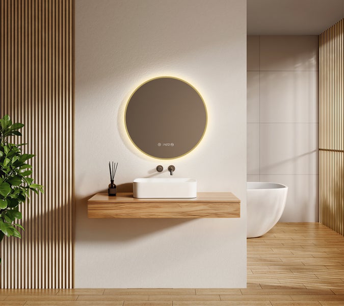 Modernes Badezimmer mit rundem LED Wandspiegel, Aufsatzwaschbecken auf Holzkonsolenplatte, freistehender Badewanne und Holzlamellenwand.