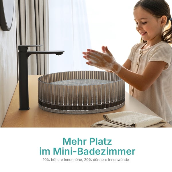 Aufgesetztes Waschbecken mit Armatur und Kind beim Händewaschen im Badezimmer