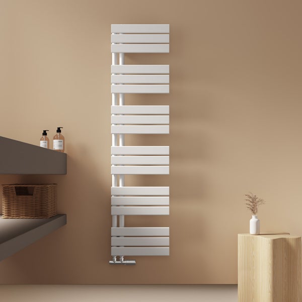 Weißer Handtuchwärmer im Badezimmer neben einem Regal mit Badartikeln und Dekoration