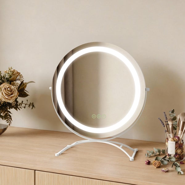 Runder Kosmetikspiegel mit LED-Beleuchtung auf einem Schminktisch