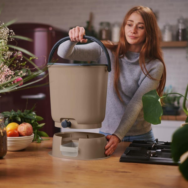 Skaza Bokashi Essential Biomülleimer Küche (15,3 Liter) + Base - Komposteimer Küche und Garten aus recyceltem Kunststoff - Starter Set + incl. 1 kg Fermentation Starter - Capuccino