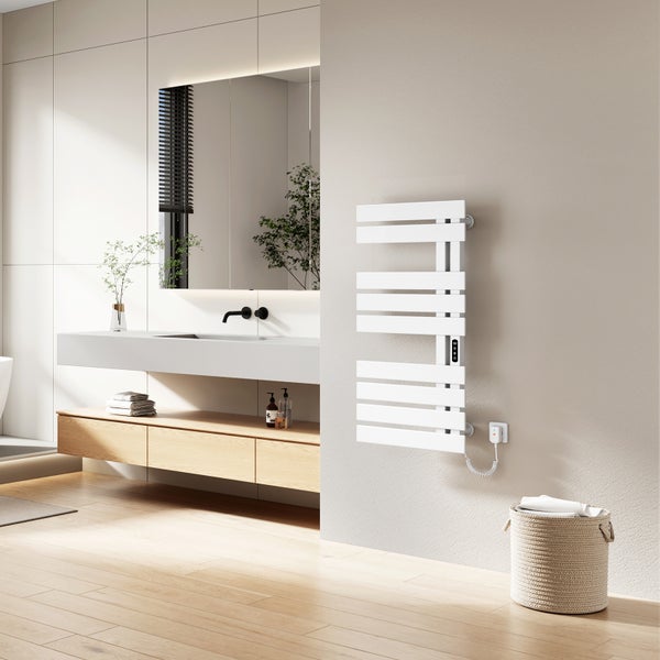 Modernes, helles Badezimmer mit einem Handtuchheizkörper an der Wand, einem Waschtisch aus Holz und einem großen Spiegel.