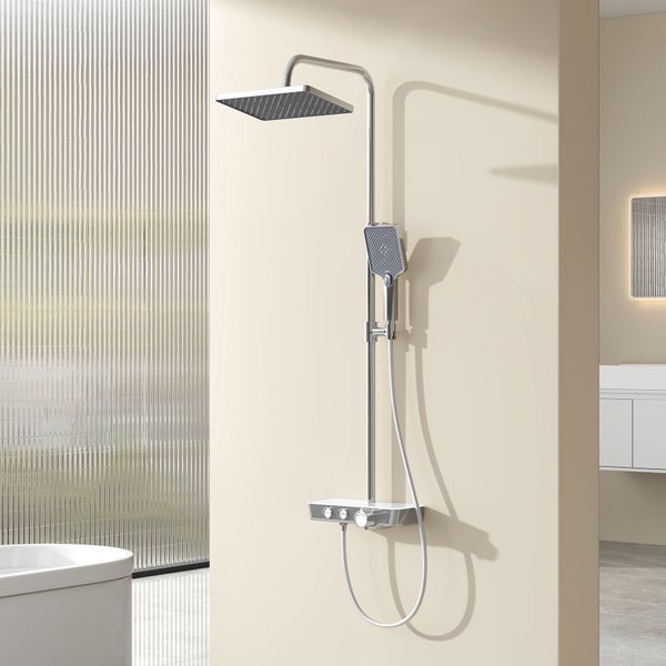 Modernes Duschsystem mit quadratischer Regendusche, Handbrause an der Gleitstange und Thermostat-Mischbatterie mit Ablage im hellen Badezimmer.