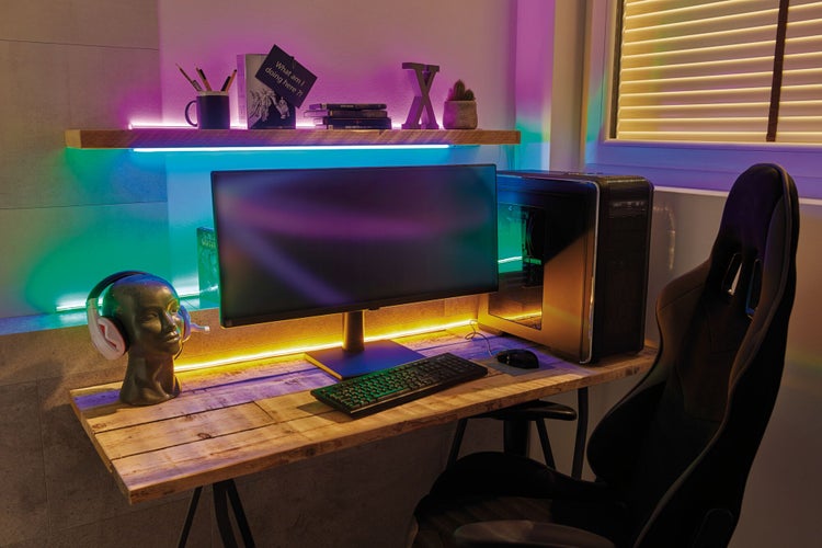 Gaming-Setup mit Schreibtisch, Computer, Bildschirm, Tastatur, Maus, Kopfhörer, Schreibtischlampe und Bürostuhl