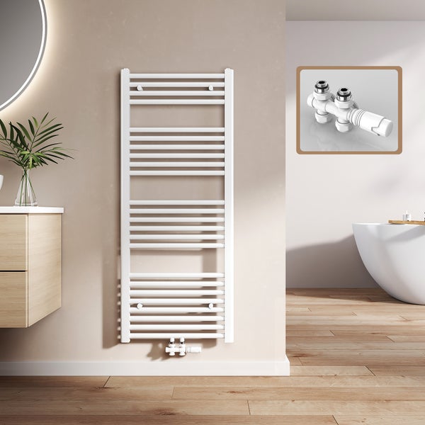 Badezimmer mit Handtuchwärmer und Heizkörperanschlussgarnitur