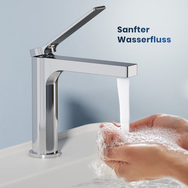 Glänzender Wasserhahn mit fließendem Wasser und Händen unter dem Strahl