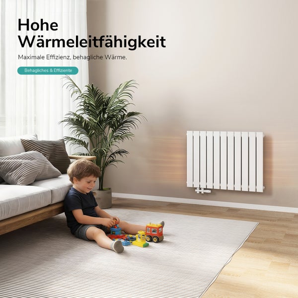 Wohnzimmer mit einem Heizkörper an der Wand und einem Kind, das auf dem Teppich spielt.