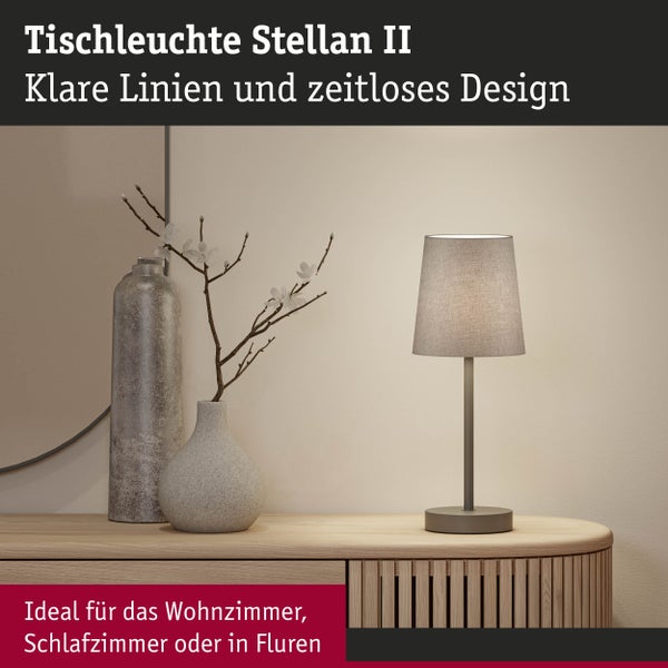 Tischleuchte Stellan II auf einem Nachttisch mit Dekoration