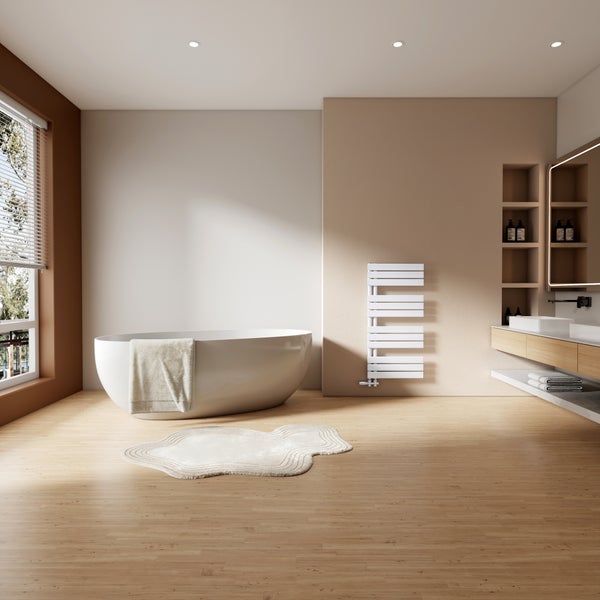 Modernes, geräumiges Badezimmer mit freistehender Badewanne, Wandheizkörper, Waschtisch mit Holzfronten und Holzboden in einer hellen Atmosphäre.