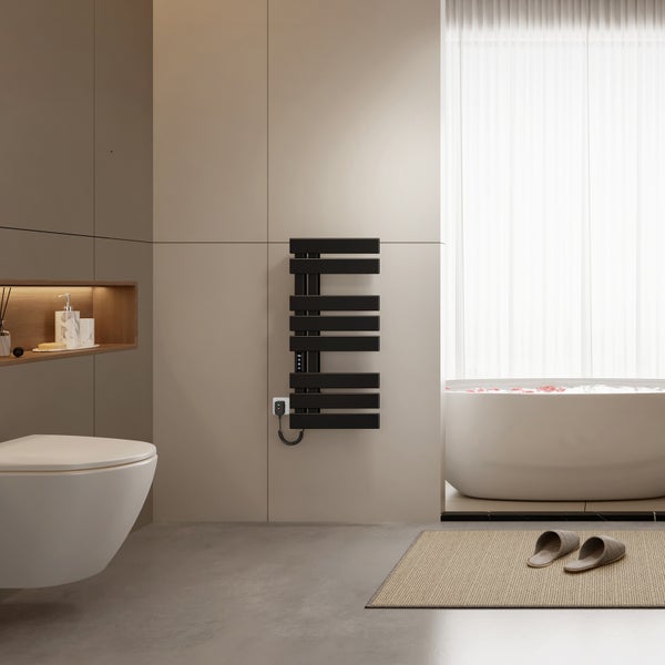 Modernes helles Badezimmer mit schwarzem elektrischem Badheizkörper, freistehender Badewanne und Wand-Toilette.