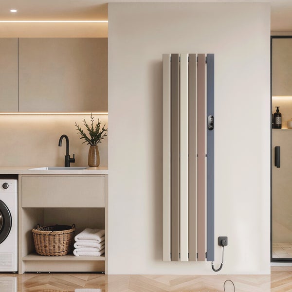 Moderner vertikaler Designheizkörper mit digitaler Steuerung in einem hellen, eleganten Wohnraum mit Waschküche und Holzparkettboden.