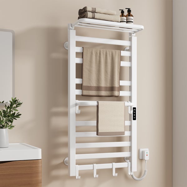 Weißer, elektrischer Handtuchwärmer mit Handtüchern und Pflegeprodukten im Badezimmer.