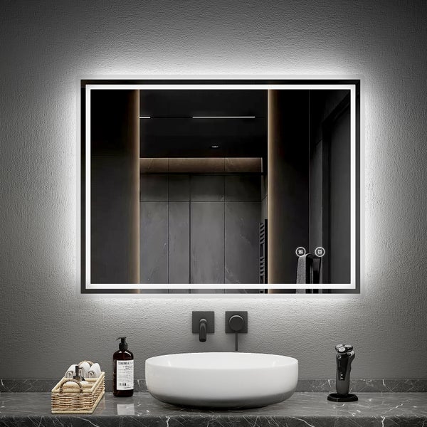 Beleuchteter Spiegel mit Waschbecken, Armatur und Badutensilien in einem Badezimmer