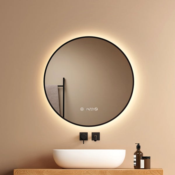 Modernes Badezimmer mit rundem Spiegel, LED-Beleuchtung und Waschbecken