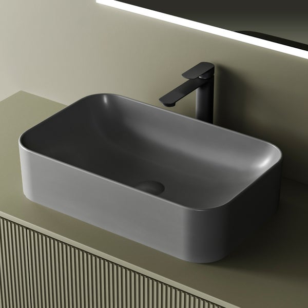 Rechteckiges Aufsatzwaschbecken mit Armatur auf einem Waschtischunterschrank