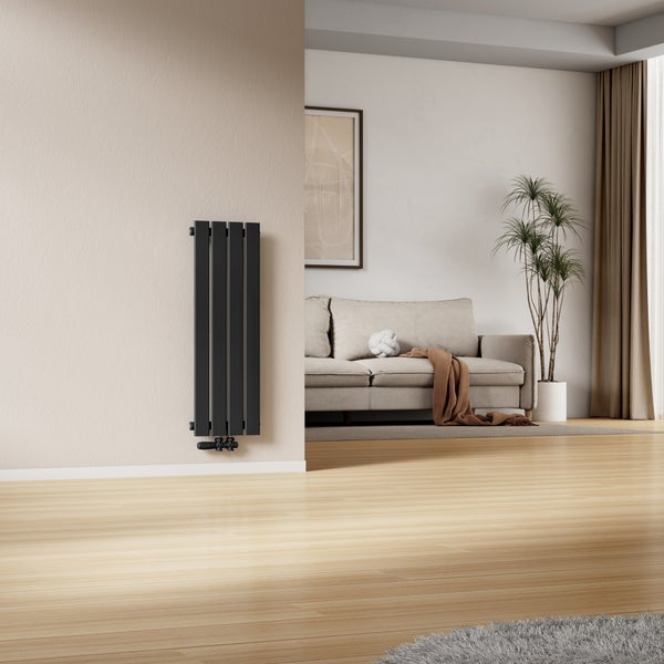 Moderner vertikaler Heizkörper in einem elegant eingerichteten Wohnzimmer mit Parkettboden und Sofa im Hintergrund.