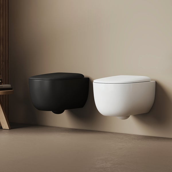 Zwei hängende WCs, eines und eines in Weiß, sind an einer Wand montiert.